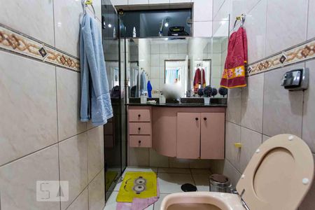 Casa à venda com 215m², 3 quartos e 2 vagas Casa à venda com 215m², 3 quartos e 2 vagasBanheiro