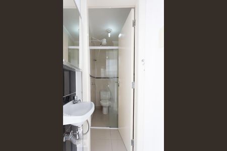 Banheiro de kitnet/studio para alugar com 1 quarto, 25m² em Jardim Peri Peri, São Paulo