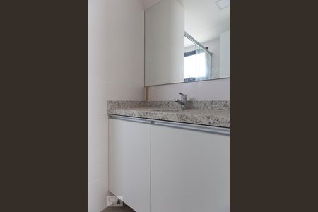 Banheiro de kitnet/studio para alugar com 1 quarto, 42m² em São João, Porto Alegre