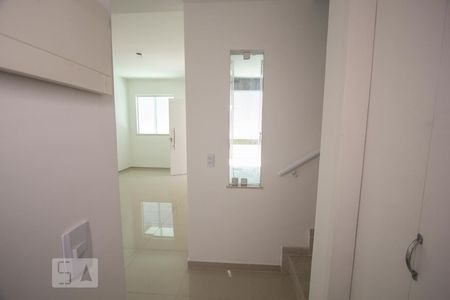 Corredor de casa de condomínio à venda com 3 quartos, 90m² em Bonsucesso, Rio de Janeiro
