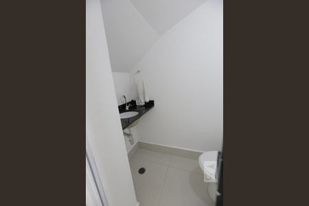 Lavabo de casa de condomínio para alugar com 2 quartos, 83m² em Vila Mangalot, São Paulo