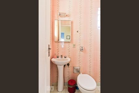 Casa à venda com 160m², 6 quartos e 6 vagas Casa à venda com 160m², 6 quartos e 6 vagasBanheiro