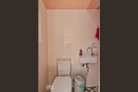 Casa à venda com 160m², 6 quartos e 6 vagas Casa à venda com 160m², 6 quartos e 6 vagasBanheiro de Serviço