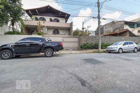 Casa para alugar com 460m², 4 quartos e 6 vagas Casa para alugar com 460m², 4 quartos e 6 vagasFachada