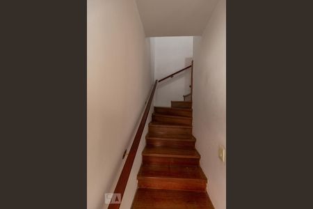 Escadas de casa para alugar com 3 quartos, 200m² em Jardim Luanda, São Paulo