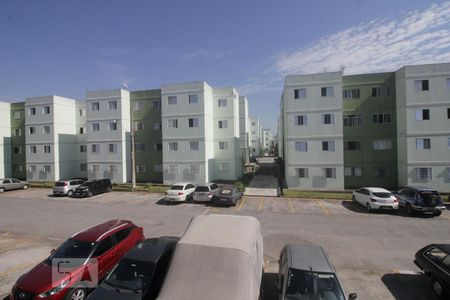 Vista da sala de apartamento para alugar com 2 quartos, 50m² em Parque Pinheiros, Taboão da Serra