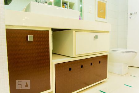 Apartamento à venda com 270m², 4 quartos e 3 vagas Apartamento à venda com 270m², 4 quartos e 3 vagasBanheiro da Suíte Master