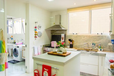 Apartamento à venda com 270m², 4 quartos e 3 vagas Apartamento à venda com 270m², 4 quartos e 3 vagasCozinha