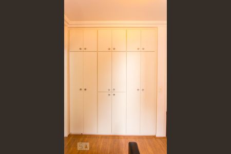 Apartamento à venda com 270m², 4 quartos e 3 vagas Apartamento à venda com 270m², 4 quartos e 3 vagasQuarto 2 - Armários