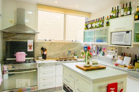 Apartamento à venda com 270m², 4 quartos e 3 vagas Apartamento à venda com 270m², 4 quartos e 3 vagasCozinha