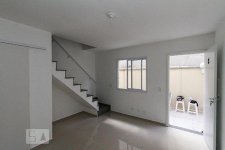 Sala de casa de condomínio para alugar com 2 quartos, 65m² em Parque Independencia, São Paulo