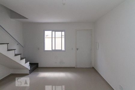 Sala de casa de condomínio para alugar com 2 quartos, 65m² em Parque Independencia, São Paulo