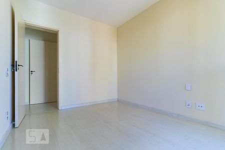 Sala de vídeo de apartamento para alugar com 3 quartos, 200m² em Cambuí, Campinas