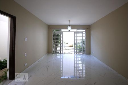 Casa para alugar com 130m², 3 quartos e 1 vagaSala