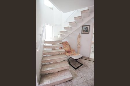 Escada acesso dormitorios de casa de condomínio à venda com 3 quartos, 195m² em Vila Mariza Mazzei, São Paulo