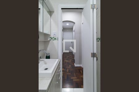 Banheiro de kitnet/studio para alugar com 1 quarto, 39m² em Rio Branco, Porto Alegre