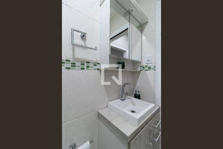 Banheiro de kitnet/studio para alugar com 1 quarto, 39m² em Rio Branco, Porto Alegre