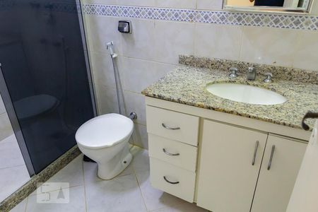banheiro social de apartamento para alugar com 2 quartos, 70m² em Tijuca, Rio de Janeiro