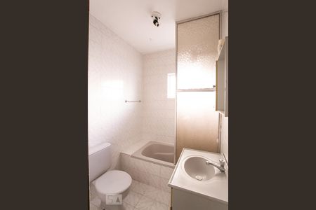 Banheiro de apartamento à venda com 1 quarto, 48m² em Menino Deus, Porto Alegre