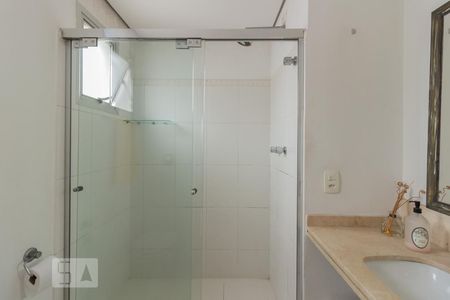 Banheiro de apartamento para alugar com 1 quarto, 50m² em Campo Belo, São Paulo