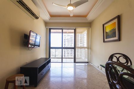 Sala de apartamento para alugar com 1 quarto, 57m² em Barra da Tijuca, Rio de Janeiro