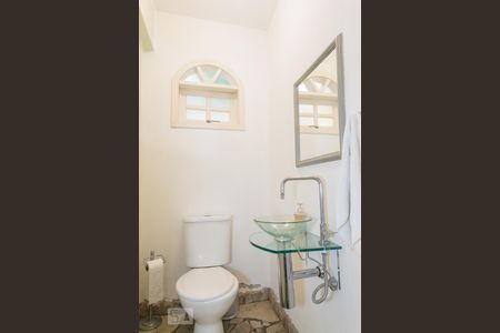 Lavabo  de casa para alugar com 4 quartos, 320m² em Jardim São Jorge, Mogi das Cruzes