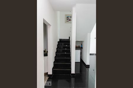 Studio à venda com 120m², 2 quartos e 1 vaga Studio à venda com 120m², 2 quartos e 1 vagaEscada