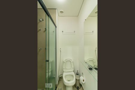 Banheiro de kitnet/studio para alugar com 1 quarto, 23m² em Liberdade, São Paulo