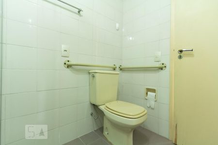 Banheiro de kitnet/studio para alugar com 1 quarto, 28m² em Moema, São Paulo