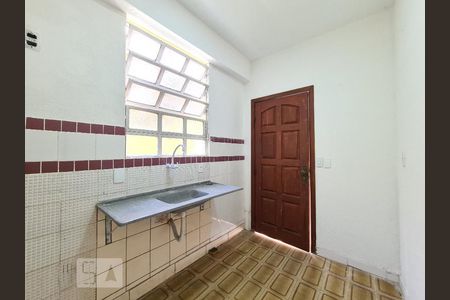 Cozinha de kitnet/studio para alugar com 1 quarto, 20m² em Planalto, Belo Horizonte