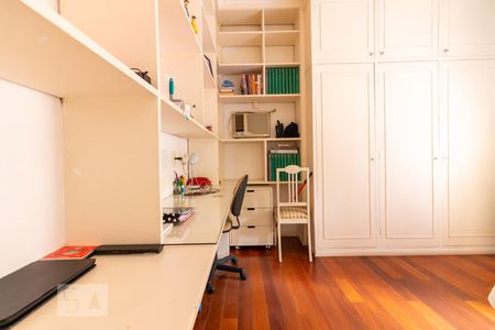 Casa à venda com 320m², 4 quartos e 5 vagas Casa à venda com 320m², 4 quartos e 5 vagasQuarto 2