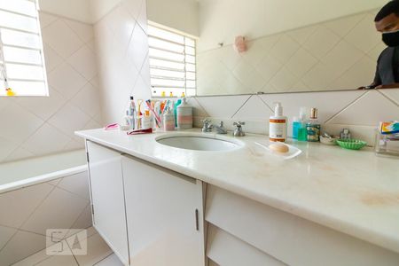 Casa à venda com 320m², 4 quartos e 5 vagas Casa à venda com 320m², 4 quartos e 5 vagasBanheiro da Suíte