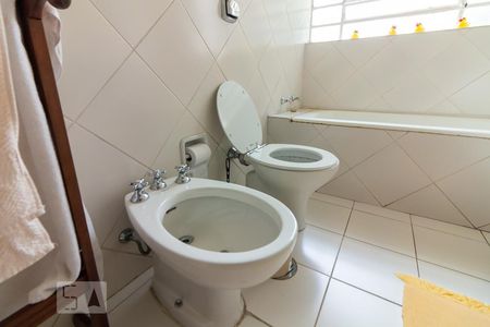 Casa à venda com 320m², 4 quartos e 5 vagas Casa à venda com 320m², 4 quartos e 5 vagasBanheiro da Suíte