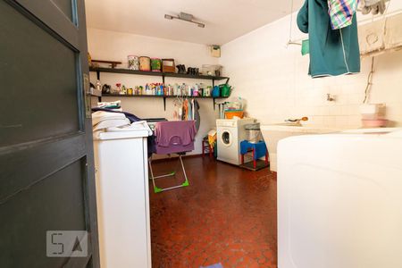 Casa à venda com 320m², 4 quartos e 5 vagas Casa à venda com 320m², 4 quartos e 5 vagasDispensa