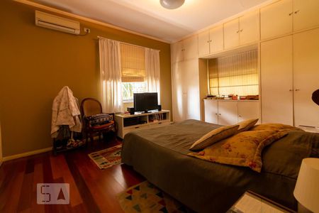 Casa à venda com 320m², 4 quartos e 5 vagas Casa à venda com 320m², 4 quartos e 5 vagasSuíte