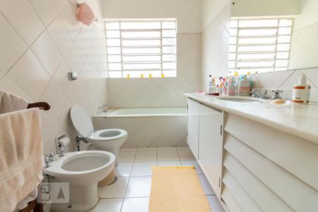 Casa à venda com 320m², 4 quartos e 5 vagas Casa à venda com 320m², 4 quartos e 5 vagasBanheiro da Suíte