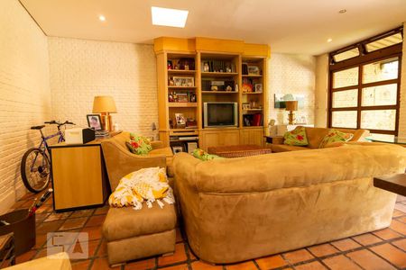 Casa à venda com 320m², 4 quartos e 5 vagas Casa à venda com 320m², 4 quartos e 5 vagasSala de Jogos