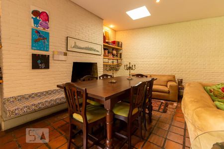 Casa à venda com 320m², 4 quartos e 5 vagas Casa à venda com 320m², 4 quartos e 5 vagasSala de Jogos