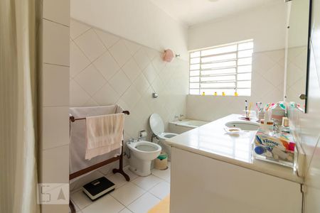 Casa à venda com 320m², 4 quartos e 5 vagas Casa à venda com 320m², 4 quartos e 5 vagasBanheiro da Suíte