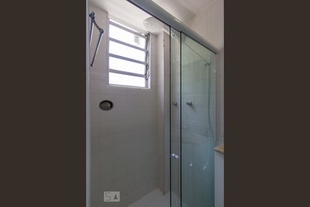 Banheiro de kitnet/studio para alugar com 1 quarto, 25m² em Glória, Rio de Janeiro