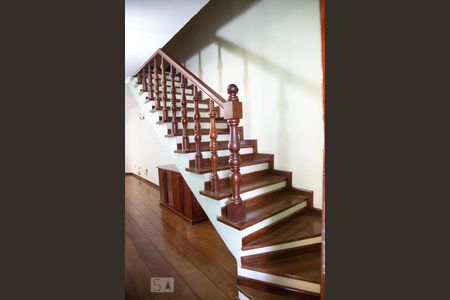 Escada de casa à venda com 3 quartos, 213m² em Cipava, Osasco