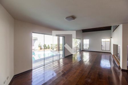 Casa de condomínio para alugar com 360m², 4 quartos e 3 vagasSala