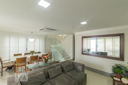 Casa de condomínio à venda com 300m², 3 quartos e 2 vagasSala