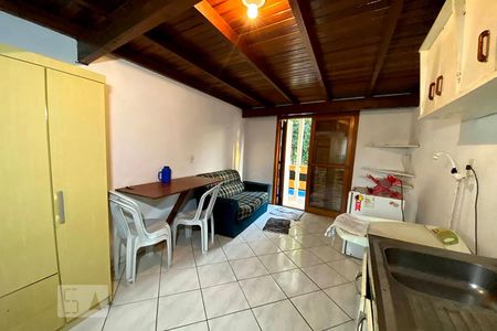 Sala e cozinha de kitnet/studio para alugar com 1 quarto, 18m² em Vicentina, São Leopoldo
