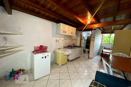 Sala e cozinha de kitnet/studio para alugar com 1 quarto, 18m² em Vicentina, São Leopoldo