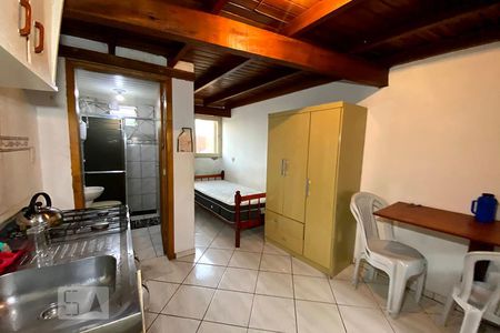 Sala e cozinha de kitnet/studio para alugar com 1 quarto, 18m² em Vicentina, São Leopoldo