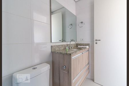 Banheiro de kitnet/studio para alugar com 1 quarto, 34m² em Rebouças, Curitiba