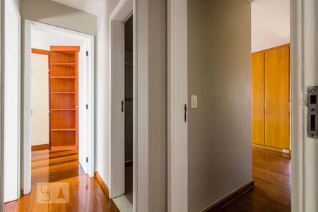 Corredor de apartamento para alugar com 3 quartos, 105m² em Zumbi, Rio de Janeiro