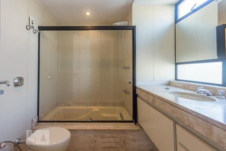 Apartamento para alugar com 200m², 4 quartos e 2 vagas Apartamento para alugar com 200m², 4 quartos e 2 vagasBanheiro da Suíte