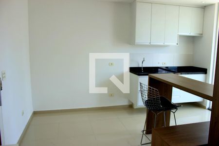 Sala com vista da cozinha e bancada de apartamento à venda com 1 quarto, 40m² em Vila Augusta, Guarulhos